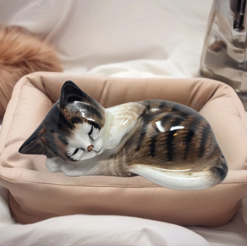 Royal Doulton Sleeping Kitty Miniature Porcelain Figure 2541 Cat Brown Black